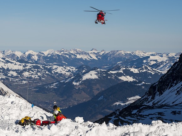 Ein in den Urner Bergen versch�tteter Skifahrer konnte von der Rega nur noch tot geborgen werden. (Symbolbild)