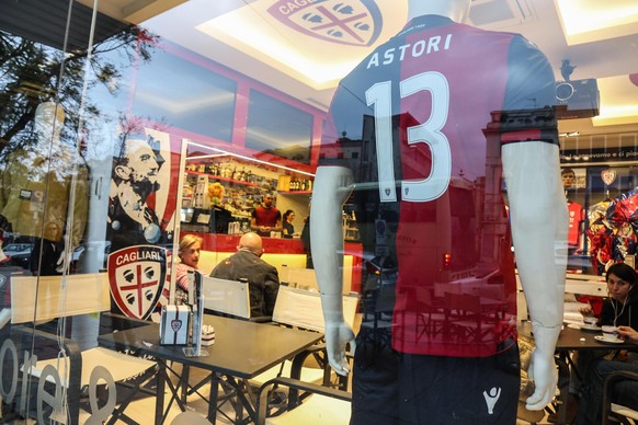 epa06579560 The jersey of deceased Italian player Davide Astori isa seen at the Cagliari Calcio in a Cagliari Calcio Store in Cagliari, Sardinia island, Italy, 04 March 2018. The 31-year-old Fiorentin ...