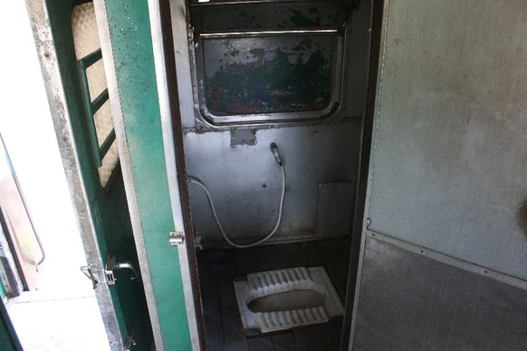 Ein Loch für alle Fälle: Egal, ob grosses oder kleines Geschäft, auf dem Zug-WC in Myanmar muss man nichts anfassen.