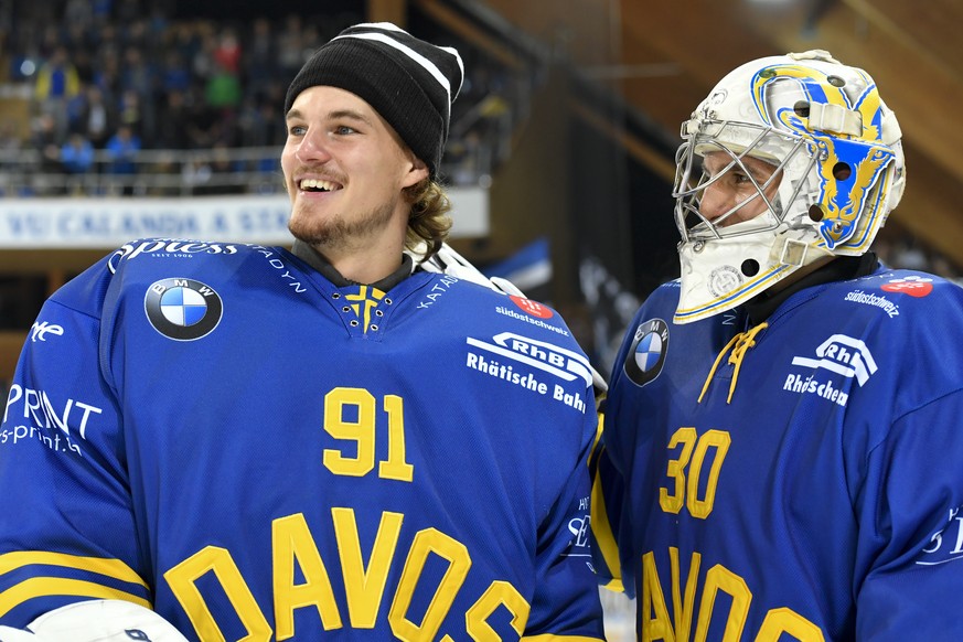 Goalie Gilles Senn, links, und Joren Van Pottelberghe von Davos, beim Eishockey-Qualifikationsspiel der National League A zwischen dem HC Davos und dem HC Fribourg-Gotteron, am Samstag, 30. September  ...