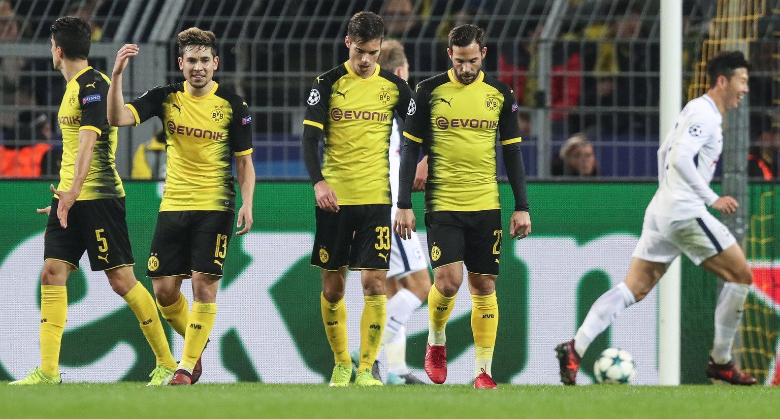 epa06342955 Dortmund players react after conceding a goal during the UEFA Champions League Group H soccer match between Borussia Dortmund and Tottenham Hotspur in Dortmund, Germany, 21 November 2017.  ...
