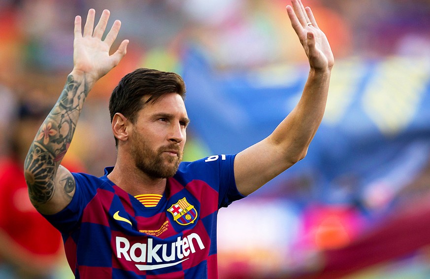 epa07756855 FC Barcelona&#039;s Argentinian forward Lionel Messi greets fans prior to the Joan Gamper Trophy soccer match between FC Barcelona and Arsenal FC at Camp Nou in Barcelona, Spain, 04 August ...