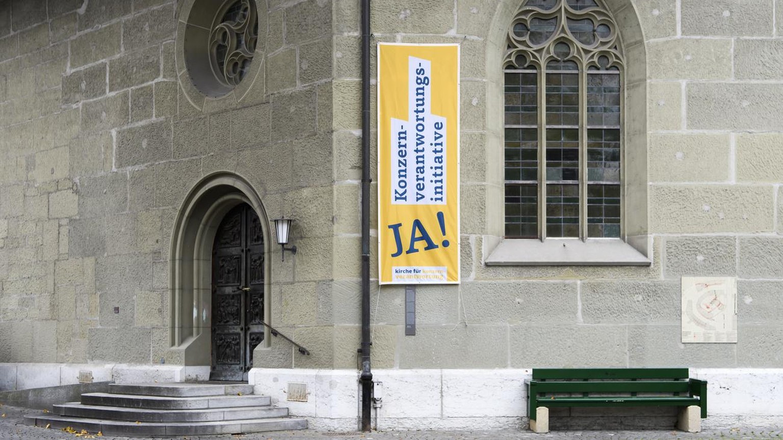 Ein oranger Banner der Konzernverantwortungsinitiative haengt an der Hauswand der Nydeggkirche, am Samstag, 7. November 2020 in Bern. Ueber die Konzernverantwortungsinitiative wird am 29. November abg ...