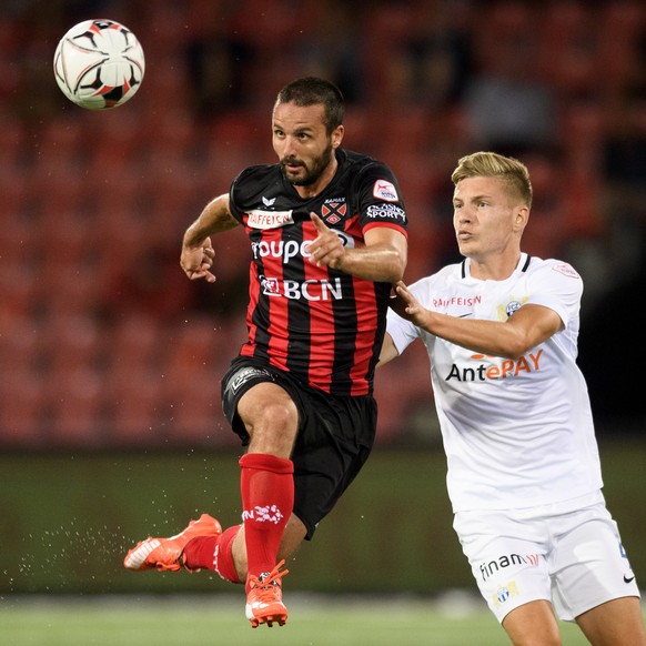 L&#039;attaquant neuchatelois Raphael Nuzzolo, gauche, lutte pour le ballon avec le defenseur zuerichois Becir Omeragic, droite, lors de la rencontre de football de Super League entre Neuchatel Xamax  ...