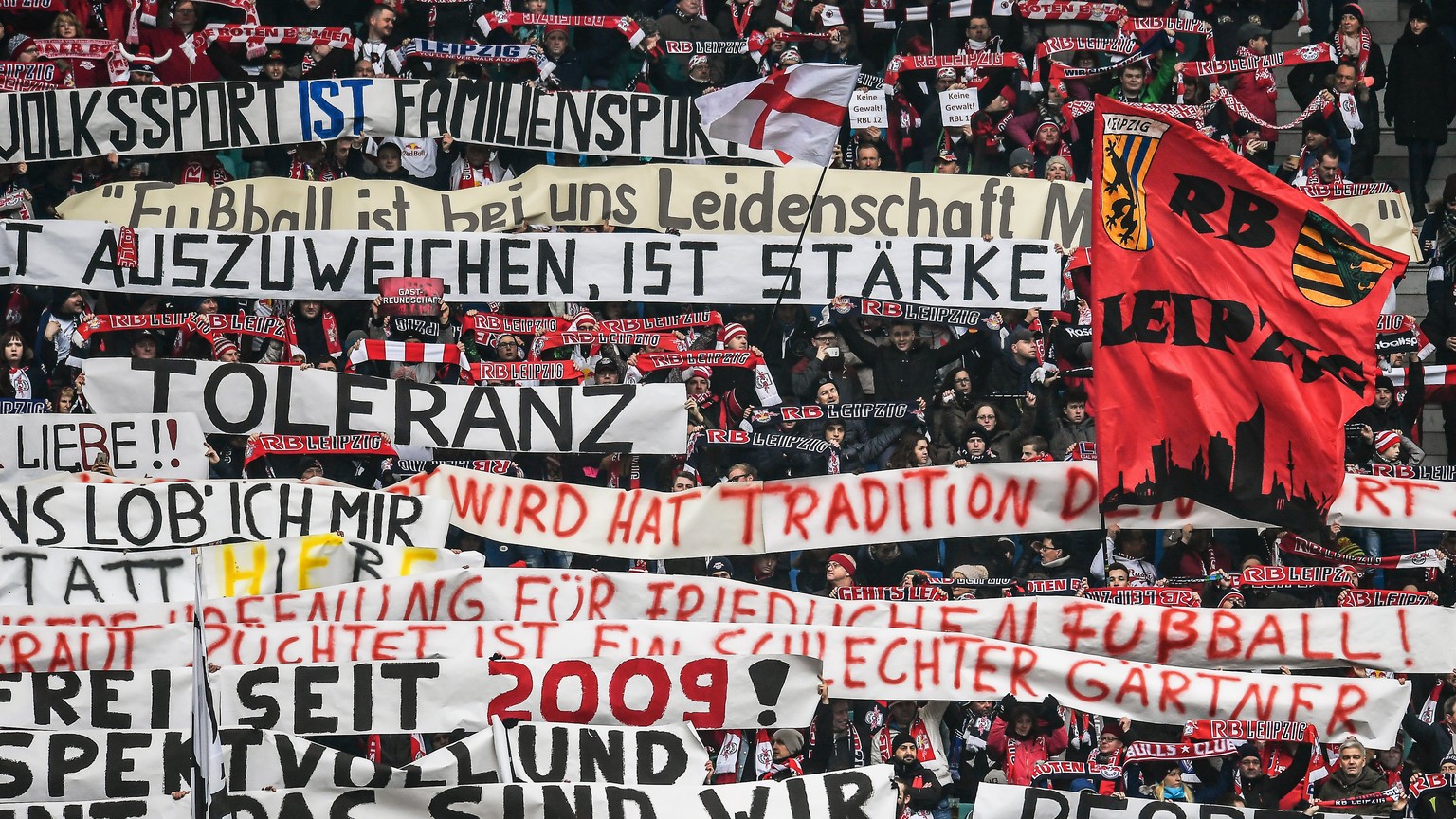 epa05785119 RB Leipzig fans cheer before the German Bundesliga soccer match between RB Leipzig and SV Hamburg in Leipzig, Germany, 11 February 2017. EPA/FILIP SINGER (EMBARGO CONDITIONS - ATTENTION: D ...