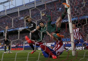 Der fatale Sturz von Chelsea-Keeper Petr Cech gegen&nbsp;Atlético Madrid.