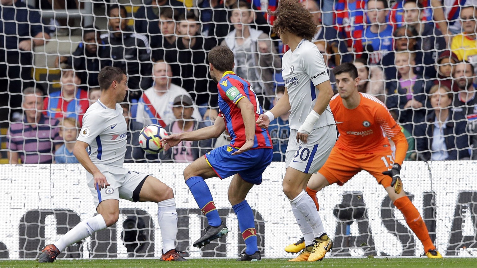 Crystal Palace&#039;s Yohan Cabaye, second left, scores his side&#039;s first goal during the English Premier League soccer match between Crystal Palace and Chelsea at Selhurst Park stadium in London, ...