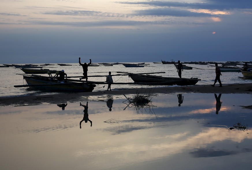 Fishermen prepare for fishing in Lake Tanganyika at sunset in town of Rumonge, Burundi, May 23, 2015. REUTERS/Goran Tomasevic TPX IMAGES OF THE DAY
