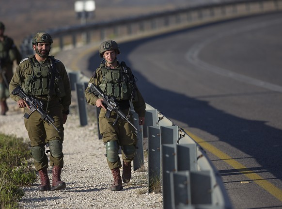 Israelische Soldaten patrouillieren auf einer Stra