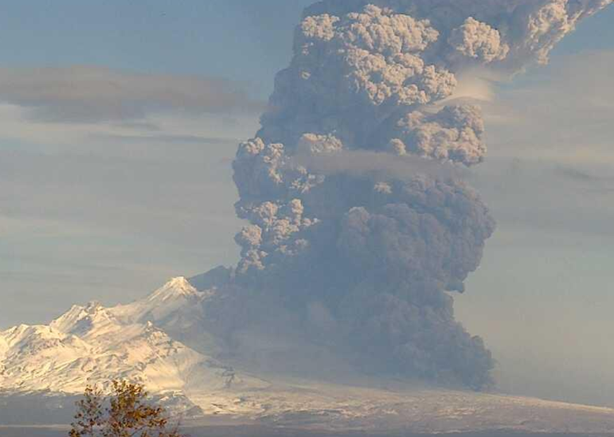 Im Osten Russlands hat ein Vulkan eine rund 10 Kilometer hohe Aschesäule ausgestossen.