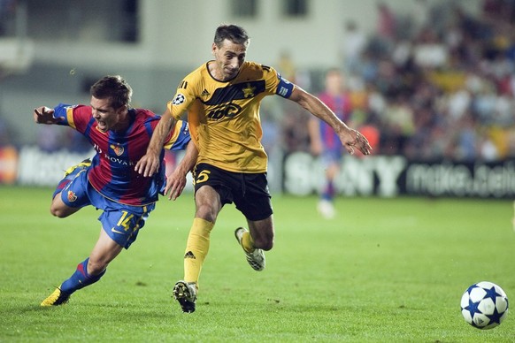 epa02299471 Vazha Tarkhnishvili (R) from FC Sheriff (Tiraspol) fights for the ball with Valentin Stocker (L) from Basel (Switzerland), during their Play-Off round of Champions League match, at Tiraspo ...