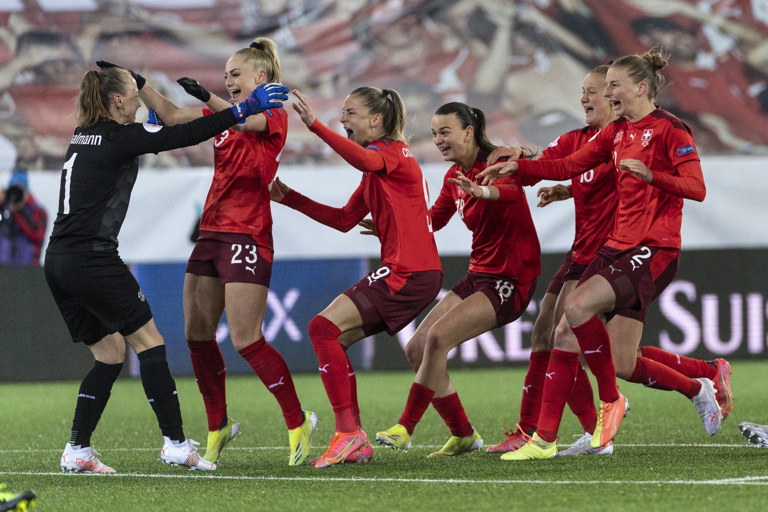 Swiss goalkeeper Gaelle Thalmann, left, celebrates with Alisha Lehmann, 2nd left, and her other teammates after winning the UEFA Women&#039;s Euro 2022 play-off 2nd leg qualification match between Swi ...
