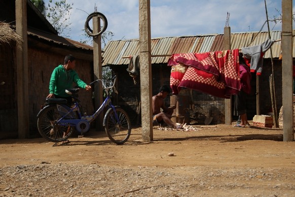 Dorfszene in Laos.