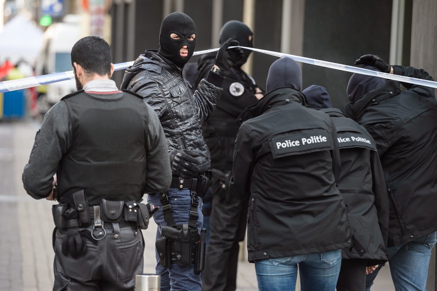 Ein zunehmend häufiger Anblick in Europas Metropolen: Polizisten nach den Anschlägen in Brüssel.