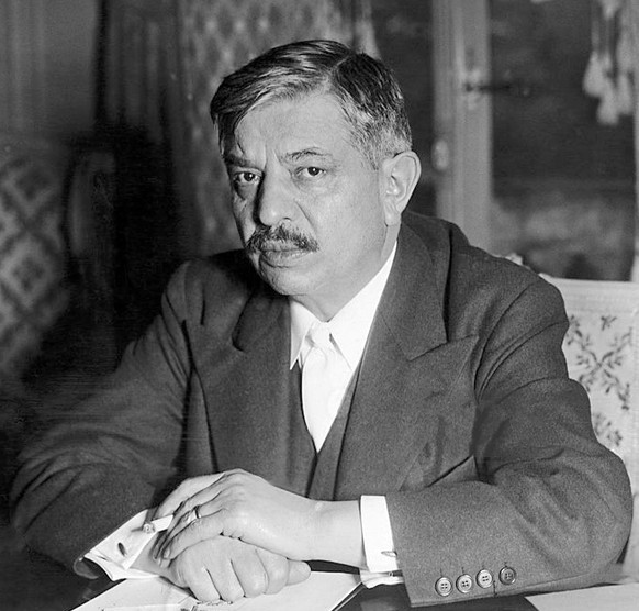Nach dem Krieg wurde Pierre Laval wegen Hochverrats zum Tode verurteilt. Nachdem er am 6. Oktober 1945 vergeblich versucht hatte, sich mit Zyankali umzubringen, wurde er medizinisch versorgt, um schli ...