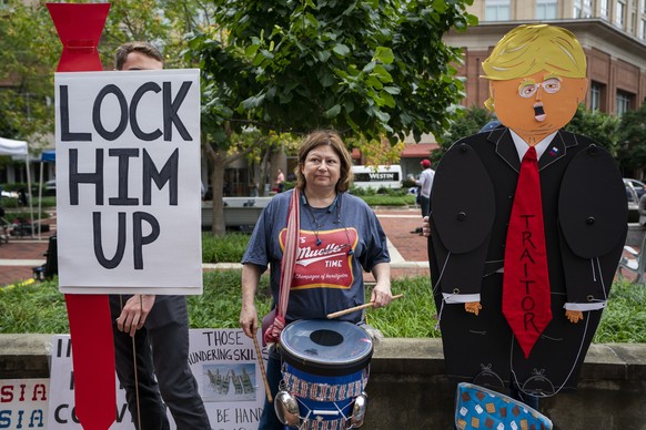 epa06920164 Protestors await the start of the first day of former Trump campaign chairman Paul Manafort&#039;s trial in Alexandria, Virginia, USA, 31 July 2018. Manafort is facing over a dozen charges ...