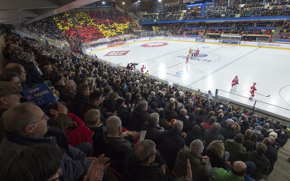 Die ausverkaufte Ilfishalle vor dem dritten Viertelfinalspiel des Swiss Ice Hockey Cups 2014/15 zwischen den SCL Tigers und dem SC Bern am Montag, 15. Dezember 2014, in der Ilfishalle Langnau. (KEYSTO ...