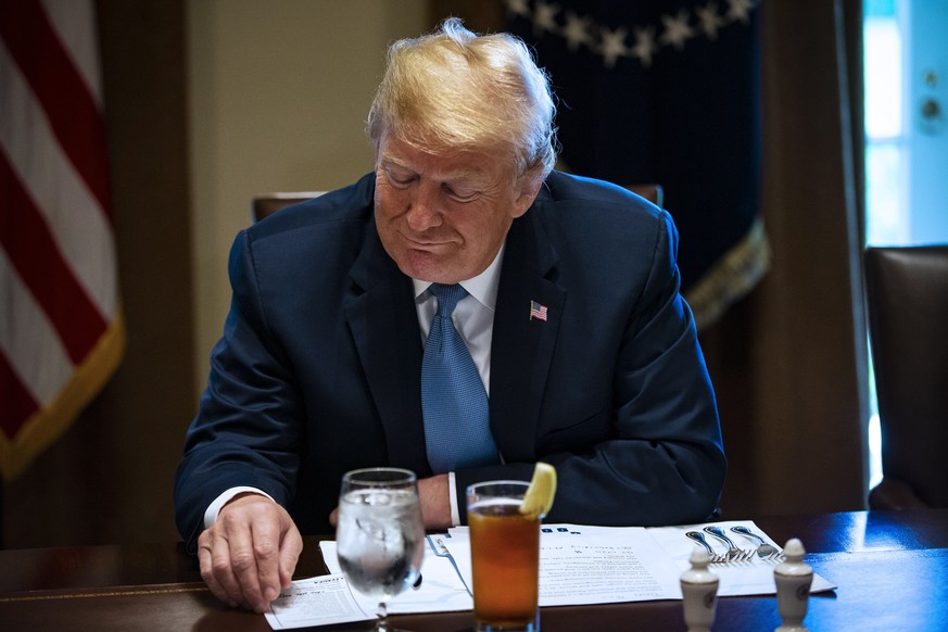 epa06842393 US President Donald J. Trump speaks during a lunch meeting with Republican lawmakers, in the Cabinet Room at the White House in Washington, DC, USA, on 26 June 2018. EPA/Al Drago / POOL