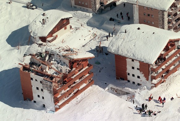 Der oberste Teil eines Mehrfamilienhauses in Leukerbad ist am 25. Februar 1999 vom Luftdruck einer gewaltigen Staublawine zerstoert worden. (KEYSTONE/Alessandro della Valle)