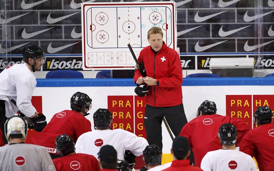 Glen Hanlon erörtert seinen Mannen im Training vom Freitag seine taktischen Pläne.