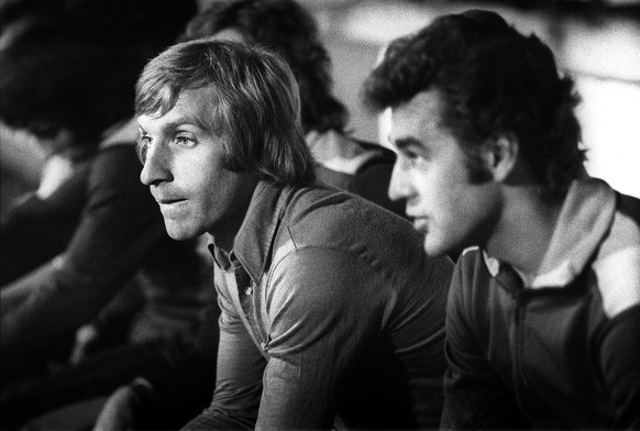 Das Trainer-Duo des Grasshopper Clubs Zürich, Erich Vogel (l.) und Istvan Szabo im August 1973.
