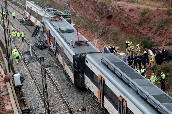 epa07178789 Members of the emergency services work next to the derailed train in Vacarisses, Barcelona, Spain, 20 November 2018. Reports state that at least one person died and 44 others were injured  ...