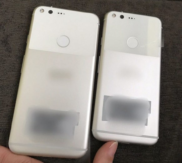Ein erstes Foto der beiden neuen Google-Smartphones. Gut zu erkennen ist der Fingerabdruck-Scanner auf der Rückseite.