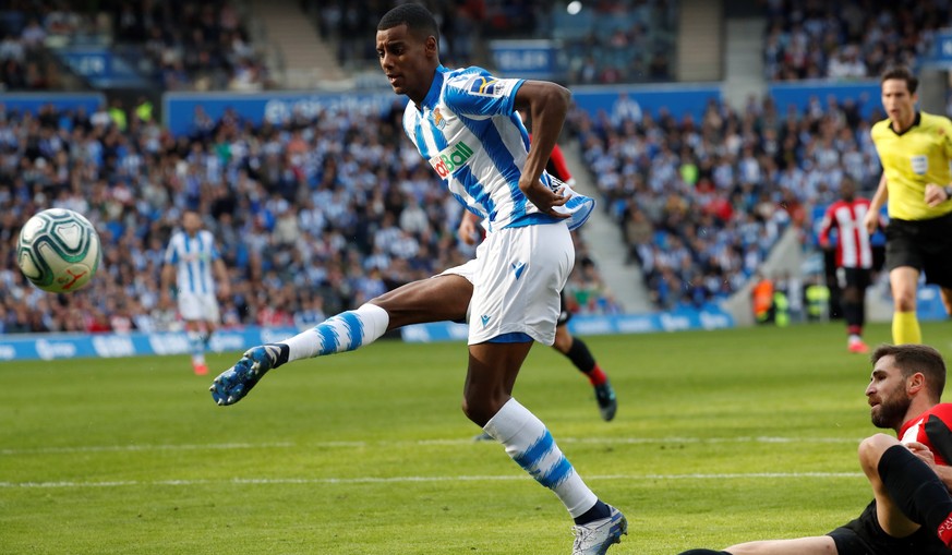 epa08205803 Real Sociedad&#039;s Alexander Isak (C) in action during a Spanish LaLiga soccer match between Real Sociedad and Athletic Bilbao at Reale Arena in San Sebastian, Basque Country, northern S ...