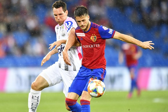 epa07761080 Basel&#039;s Ricky van Wolfswinkel (R) in action against LASK&#039;s Emanuel Pogatetz (L) during the UEFA Champions League third qualifying round, first leg soccer match between FC Basel a ...