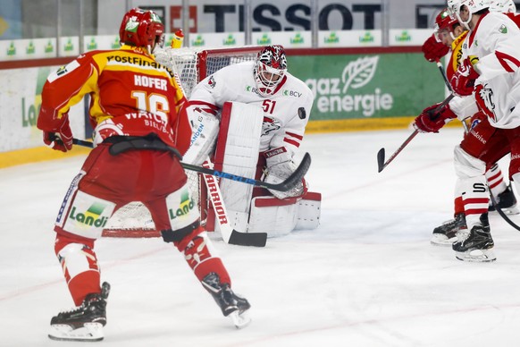 Lausannes Torhueter Tobias Stephan wehrt einen Puck von Biels Fabio Hofer ab, im Eishockey Meisterschaftsspiel der National League zwischen dem EHC Biel und Lausanne HC, am Dienstag 23. Februar 2021,  ...