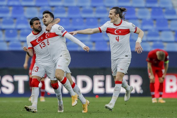 Turkey&#039;s Ozan Tufan, second left, celebrates with his teammates after scoring his side&#039;s third goal during a World Cup 2022 group G qualifying soccer match between Norway and Turkey at La Ro ...