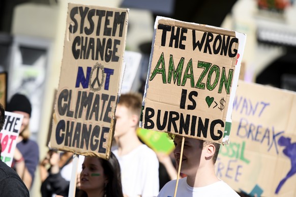 People demonstrate during a &quot; National Climate strike &quot; demonstration to protest a lack of climate awareness in Bern, Switzerland, Saturday, September 28, 2019. (KEYSTONE/Anthony Anex)