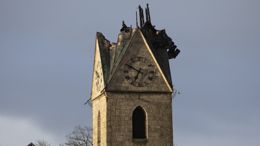 Der abgebrannte Kirchturm, am Mittwoch, 15. Dezember 2019, in Herzogenbuchsee. (KEYSTONE/Peter Klaunzer)