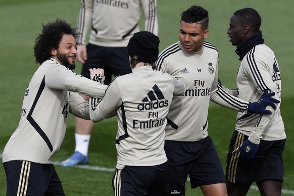 epa08276085 Real Madrid&#039;s Marcelo (L), jokes with Luka Modric (2L), Casemiro (2R) and Mendy (R) during the training of the team held at Valdebebas Sports Complex in Madrid, Spain, 07 March 2020.  ...