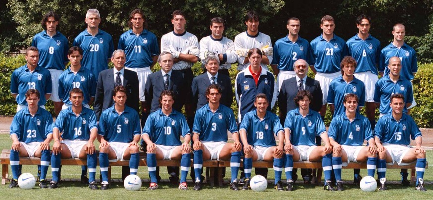 Italy&#039;s World Cup soccer team poses at the Coverciano training camp on Saturday, May 30, 1998. Sitting, left to right: Enrico Chiesa, Roberto Di Matteo, Alessandro Costacurta, Alessandro Del Pier ...