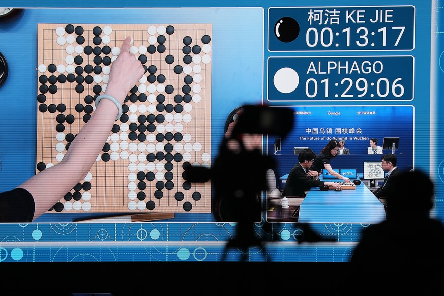 epa05982815 A screen shows referees judging after the match featuring Chinese Go player Ke Jie against Google&#039;s artificial intelligence program AlphaGo during the Future of Go Summit at Wuzhen in ...