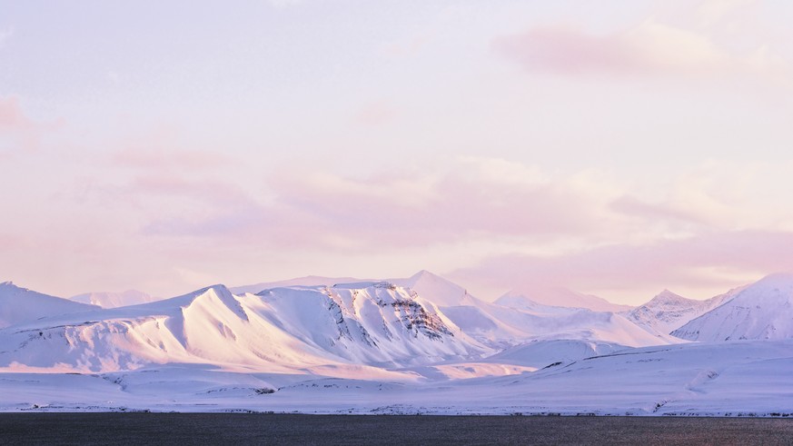 Arktische Schneedünen an der Küste von Grenfjord, Barentsburg, Svalbard.