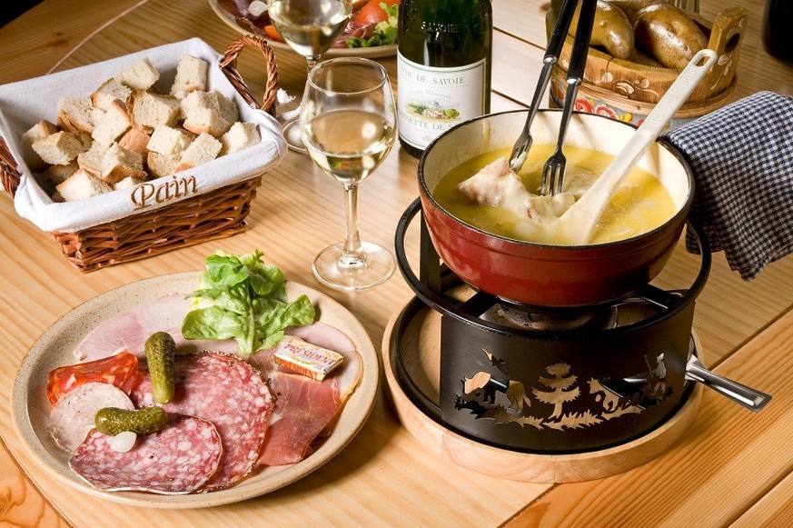 fondue savoyard frankreich käse essen kochen http://chartreuse-tourisme.com/fr/deguster/recettes-et-specialites/fondue-savoyarde