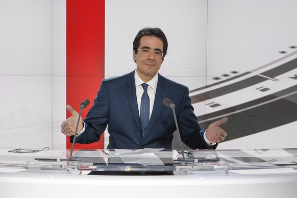 ARCHIV --- Le journaliste Darius Rochebin, presentateur vedette du Telejournal de la RTS (Radio Television Suisse), pose dans le nouveau studio HD de l&#039;Actualite TV (telejournal) de la Radio Tele ...