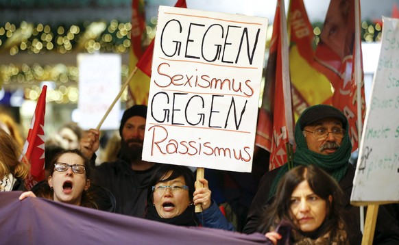 Frauen demonstrieren gegen Übergriffe auf dem Kölner Bahnhofsplatz.