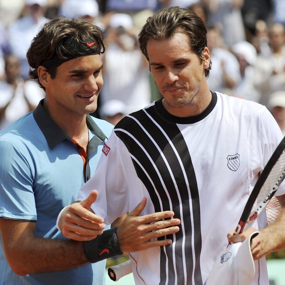 epa01748216 Roger Federer of Switzerland (L) at the net with Tommy Haas of Germany whom he defeated in their fourth round match for the French Open tennis tournament at Roland Garros in Paris, France, ...