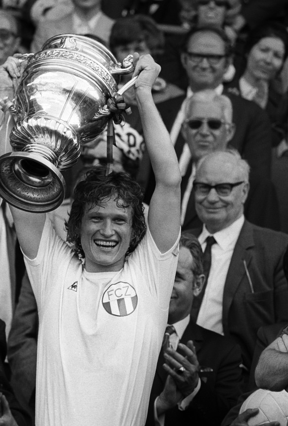 Der Captain des FC Zuerich Fritz Kuenzli haelt nach dem 1:0-Sieg beim Cup-Final zwischen dem FCZ und dem FC Basel am 22. Mai 1972 im Wankdorfstadion in Bern den Siegerpokal in die Hoehe. (KEYSTONE/Str ...