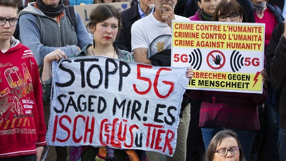 Demonstranten protestieren gegen den Ausbau des 5G-Netzes, bei der nationalen Kundgebung &quot;Stop 5G&quot;, am Freitag, 10. Mai 2019 in Bern. (KEYSTONE/Peter Klaunzer)