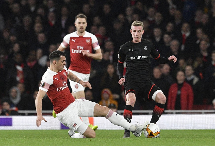 epa07437657 Arsenal&#039;s Granit Xhaka (L) tackles Stade Rennes&#039;s Benjamin Bourigeaud (R) during the UEFA Europa League soccer match between Arsenal and Stade Rennes at the Emirates Stadium in L ...