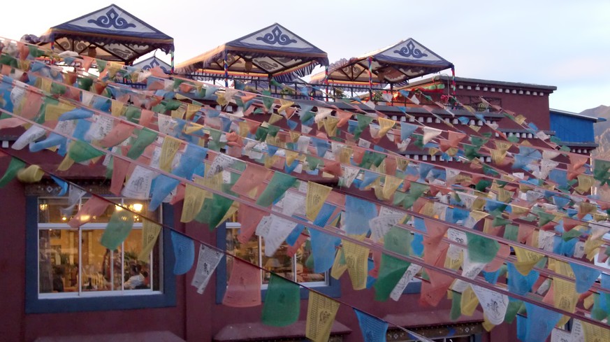 Klaus Zaugg Reise, Tibet: Bunte Gebetsfahnen sind das optisch auffallendste Zeichen des tibetischen Buddhismus