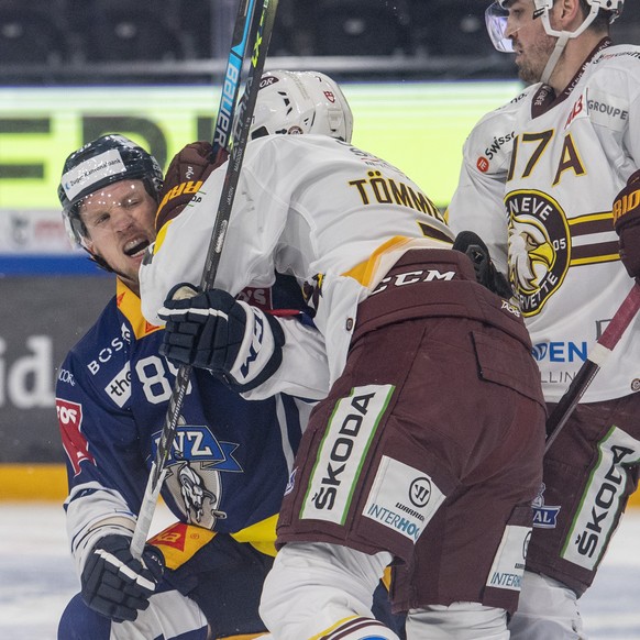 Justin Abdelkader, links, von Zug im Spiel gegen Henrik Toemmernes, rechts, von Servette beim Eishockey Meisterschaftsspiel in der Qualifikation der National League zwischen dem EV Zug und dem Geneve  ...