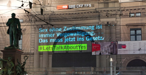 Amnesty International projiziert ihre Botschaft auf den Zürcher Hauptbahnhof.