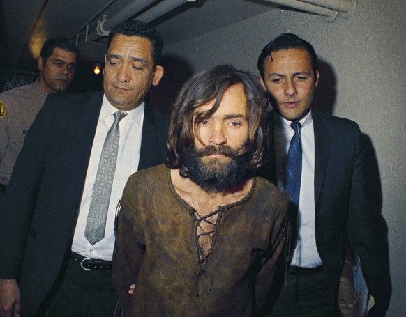 JAHRESRUECKBLICK 2017 - OBIT - FILE - In this 1969 file photo, Charles Manson is escorted to his arraignment on conspiracy-murder charges in connection with the Sharon Tate murder case. Authorities sa ...