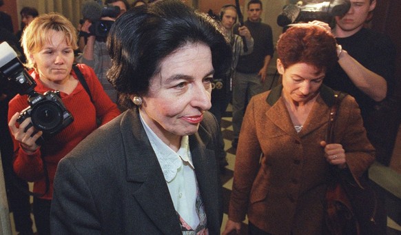 SPS-Praesidentin Ursula Koch, begleitet von ihrer Parteikollegin Vreni Mueller-Hemmi, rechts, steht im Zentrum des Medieninteresses, nach der Pressekonferenz, am Donnerstag, 24. Februar 2000, in Bern, ...