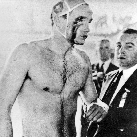 Aus., Melbourne, Olympics, 1956: Ervin Zador of the Hungarian water polo team leaves the water after his clash with USSR. !AUFNAHMEDATUM GESCHÄTZT! UnitedArchives0722743
